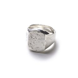 NADALL (SQUARE SIGNET RING / HAMMERED)