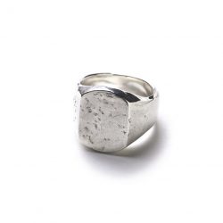 NADALL (SQUARE SIGNET RING / HAMMERED)